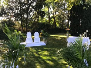 Wachten op het koppel. Tuinceremonie in het Kiezelhuys.