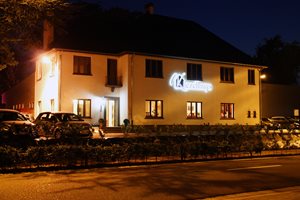Kiezelhuys at night