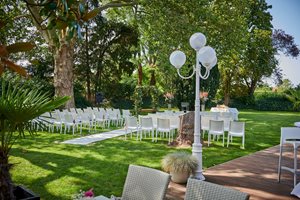 Ceremonie in de tuin in het Kiezelhuys