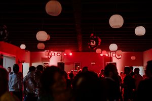 Sfeer en dansen in het Kiezelhuys